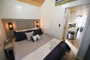 Sweet Creek Retreat-Luxury Tiny Cabin-View-WIFi-Hot tub-Firepit Area-Smart TVs - Image 3