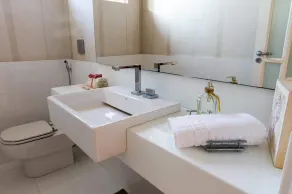 Suite with 2 single beds - Image 5