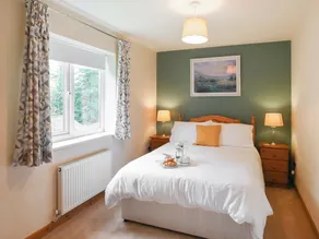 Tranquil lodge with sea views. - Image 3