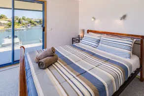 A welcoming and beautifully presented home located on the canals - Image 5