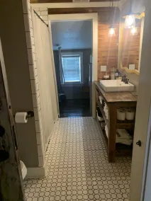 Country cottage on 3 acres right outside of town close to UTM - Image 4