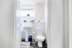 Spacious 3 bed house with on street parking - Image 3