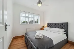 Spacious Home - Sleeps 10 - Free Parking - Pets - Image 4