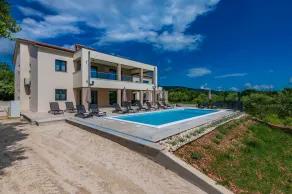 Villa avec terrasse, jardin et piscine | Vue piscine - Image 4