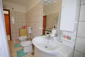 Spacious holiday apartment with nice terrace and garden in suburb of Pula - Image 4