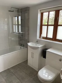 Hébergement spacieux de deux chambres dans un cadre rural idyllique - Image 3