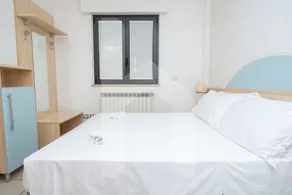 El Residence Holiday Rendez Vous nació en pleno corazón de la ciudad de Pineto, a pocos pasos de la playa y de la calle principal. El apartamento 58, en el piso SABBIA, tiene entrada independiente, orientada al oeste, y una terraza con jardín equipada - Image 3