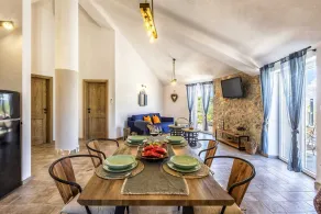 Authentic Island Bunja House with pool - Image 2
