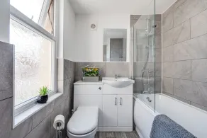 Spacious 5 bed house next to Kirkdale Station - Image 3