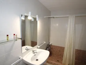 Beachside Family Retreat: Pool, Pet Friendly, Optional A/C, Free WiFi - Image 4