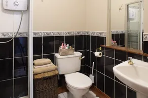 2 Bedroom Apartment - Free Parking & Garden - Image 2