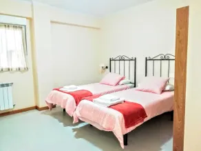 Remarkable 3-Bed Apartment in Oviedo - Image 5