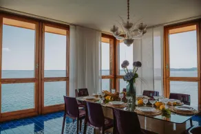 Villa au bord du lac unique avec grande piscine priv��e et vue imprenable sur le lac - Image 4