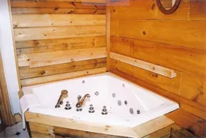 Abgeschiedenes Blockhaus. Heiße Wanne auf Deck und Whirlpool für zwei Personen am Kamin - Image 2