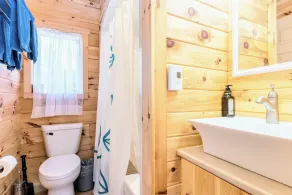 Beautiful Cottage w/Firepit Bbq,close to lakes,vineyards,zipline & Ski Martock - Image 2
