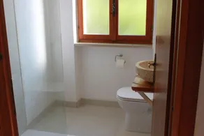 Villa med fantastisk sjöutsikt och privat saltvattenpool - Image 4