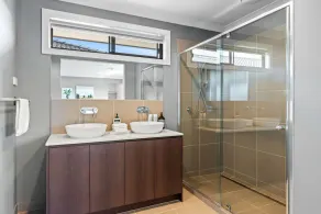 Point Cook's Spacious and Comfy 4BR 3BA Haven - Image 4