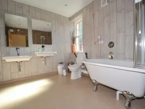 Alojamiento de 5 habitaciones en Annan - Image 2