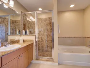 Premium-Universal Studios King Bed Resort Suite, Free Parking,Full Kitchen, Pool - Image 4