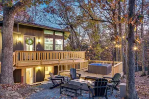 Campfire Lodge: Mid-Century Charm & Indoor Fire Pit - Image 2