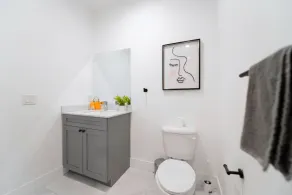 Spacious Townhouse with 2 Levels For All Family - Image 5