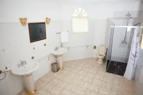 Spacious 5 Bedroom Villa, Centrally Located, Near Beach. - Image 5