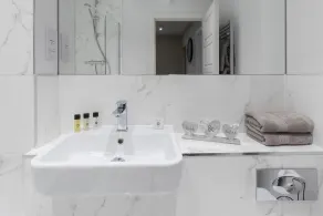 Elliot Oliver - Chic 2 Bedroom Town Centre Apartment - Image 3
