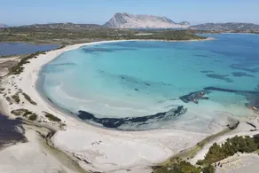 Nestled against a hill from which it takes its name, in one of the most prestigious areas of San Teodoro, lies the Citai apartment with sea view on Via Ticino, in a beautiful panoramic position.It is located on the ground floor with a garden or covered v - Image 5