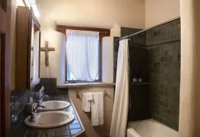 Peaceful Adobe home between Taos/TSV- Mountain Views, Hot Tub, Summer Garden - Image 3
