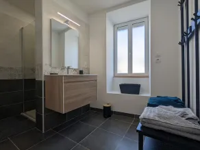 Maison en pierres rénovée avec jardin, terrasse, 3 chambres, proche village, nature paisible, équipements complets - Image 2