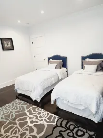 Comfortable and conveniently located. - Image 5