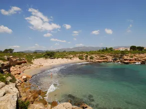 Ground Floor Beach Apartment with Pool Access in Costa Dorada - Image 4