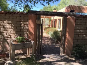 Einzigartiges Chimayo Village Adobe Casita auf einem Wildtierteich zwischen Santa Fe und Taos - Image 2