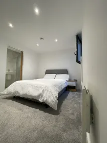 Luxury 2-Bed Apartment in Manchester with parking - Image 4