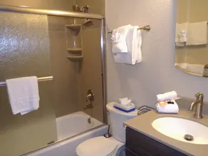 Large Three bedroom with Amazing Amenities Great Family Property Club House - Image 5