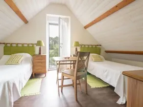 Casa rural con jardín, juegos y bicicletas en un entorno tranquilo y característico - Image 5