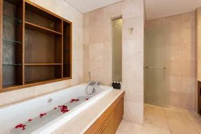 On sale! Serene retreat beachside 3 BR villa w/ workspace and bathtubs - Image 4