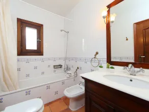 Beautiful private villa for 8 guests with private pool, TV, patio, pets allowed and panoramic view - Image 2