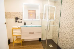 Beautiful apartment recently renovated with wifi and A c - Image 3
