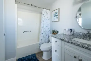 Sleeps 6 Hot Tub Fenced Yard Cozy Chic - Image 3