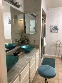 sleeps 8 people / Beach 5 min./ backs on nature park & lake with trails - Image 5