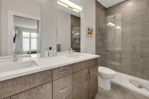 Modern & Luxurious Townhouse with 10/10 Lake VIEWS  - Image 3