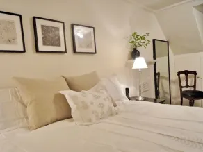 Lovely Townhouse with garden overlooking the Square sleeps 2-5+ comfortably - Image 4