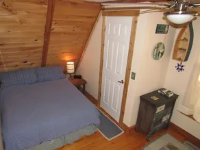 Secluded LAKEFRONT Chalet: 2.8acres, Dock, Kayaks and Canoe, Pet Friendly, Wifi - Image 5
