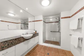 RIESIGER PRIVATER SICHERER HOF MIT WASSERANSICHT - Image 3