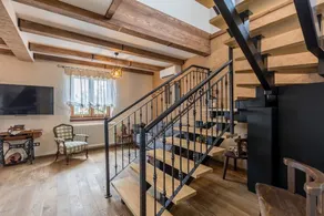 Villa u rusticnom stilu okružena šumom njegovanim vrtom za odmor, grijani bazen - Image 2