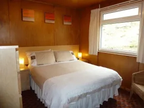 Dog-friendly lochside chalet with balcony, stunning mountain views! - Image 3