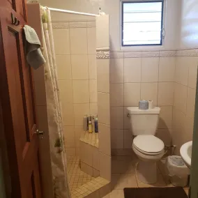 Spacious 3 bedroom 2 bath home close to town - Image 3