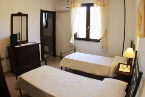 Villa with swimming pool, surrounded by flower gardens, near the sea. - Image 5