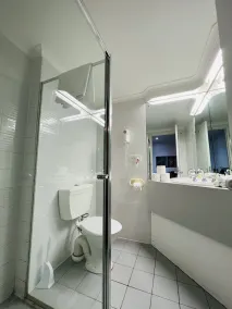 Ex hotel studio ensuite room in city☑️ - Image 3